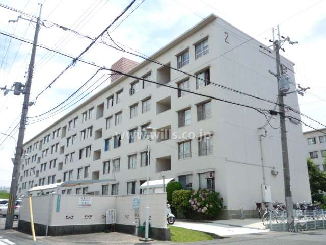東園田団地２号棟の外観（北西側から）