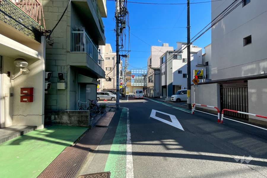 敷地北側の前面道路（東側から）