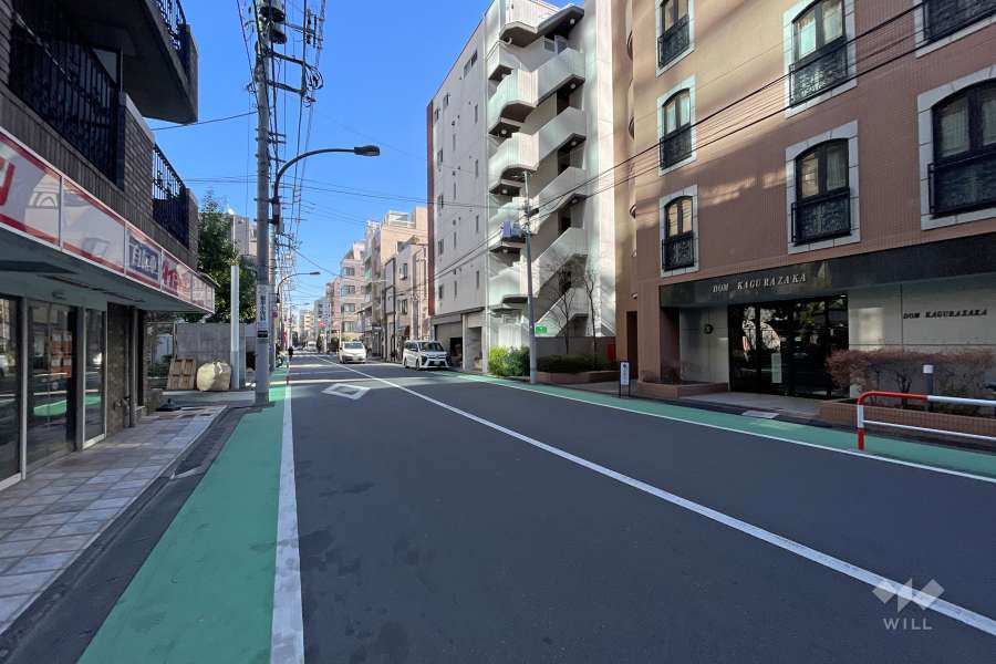 敷地の北側前面道路（西側から）