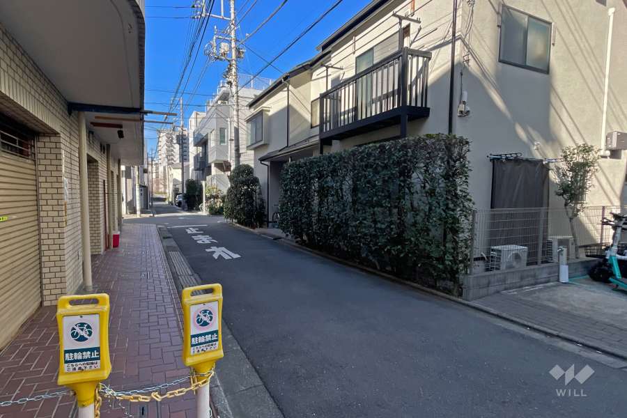 敷地北側の前面道路（東側から）