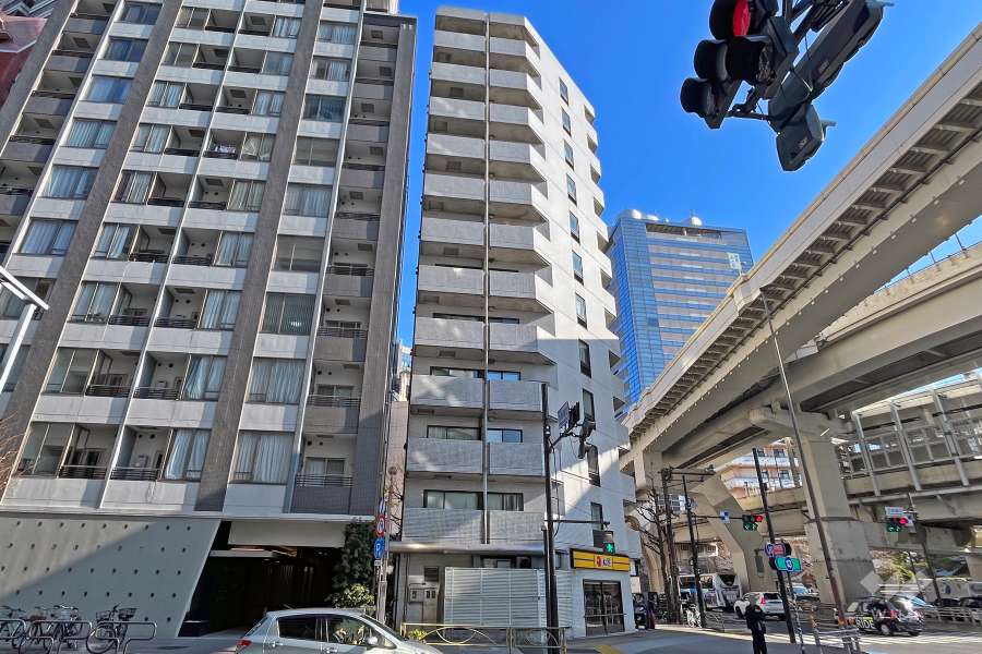 陽輪台西新宿ビルの外観（南西側から）