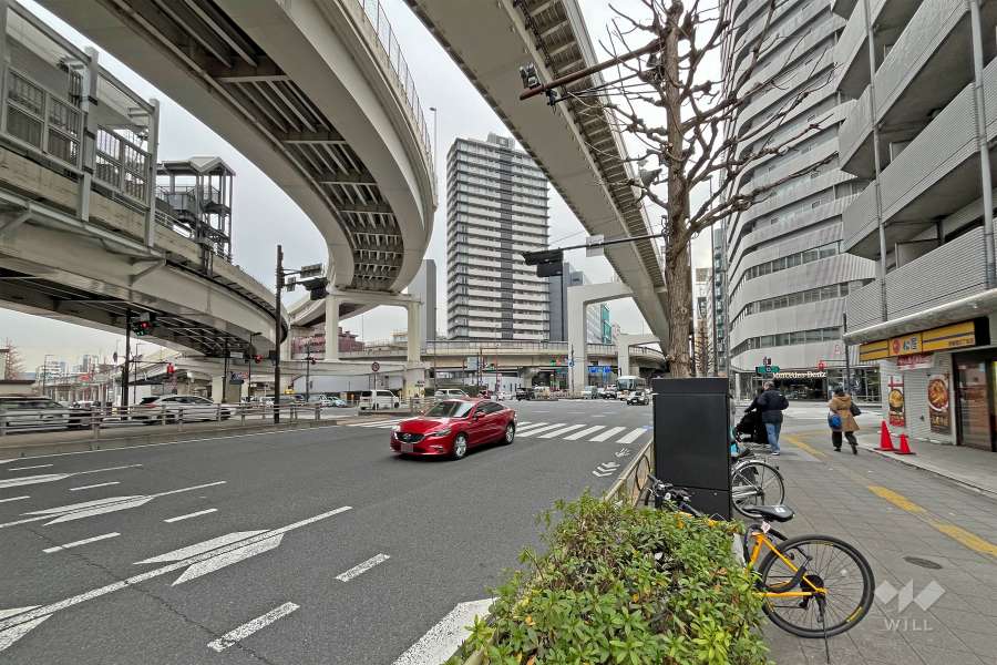 敷地の南東側前面道路は国道20号線です。（北東側から）