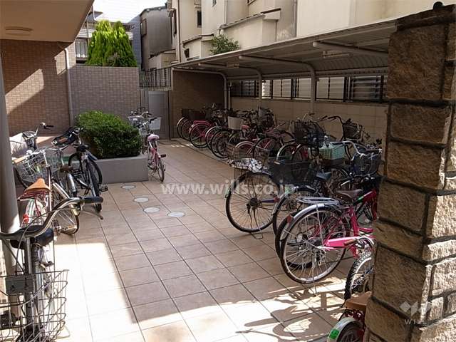 エントランス横にある駐輪場