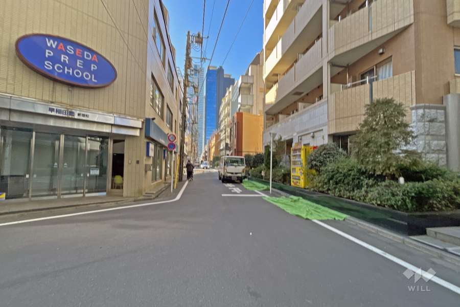 敷地の東側前面道路（北側から）