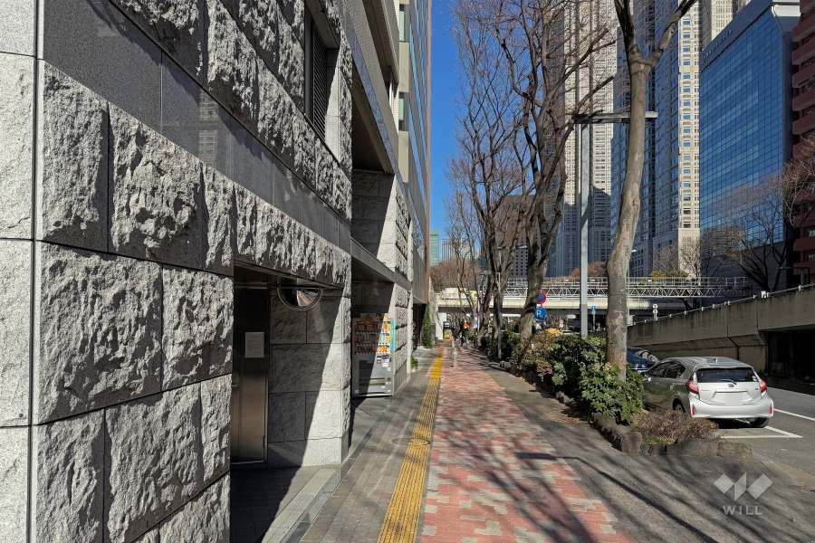 敷地の東側前面道路は公園通りです（南側から）。