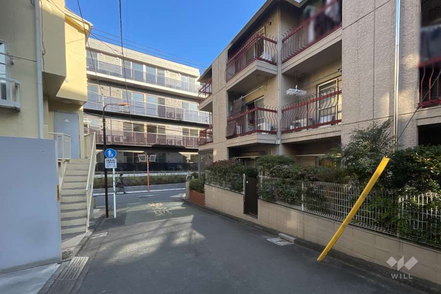 敷地西側の前面道路