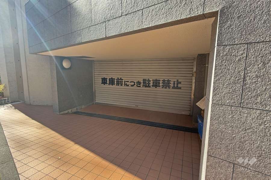 駐車場出入口（シャッター付き）
