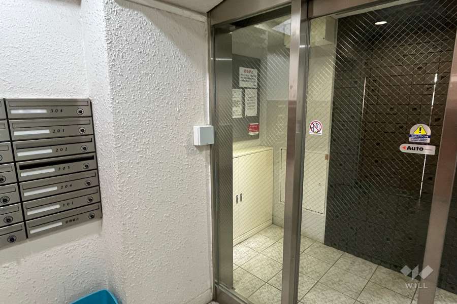 エントランスはオートロック付きです。