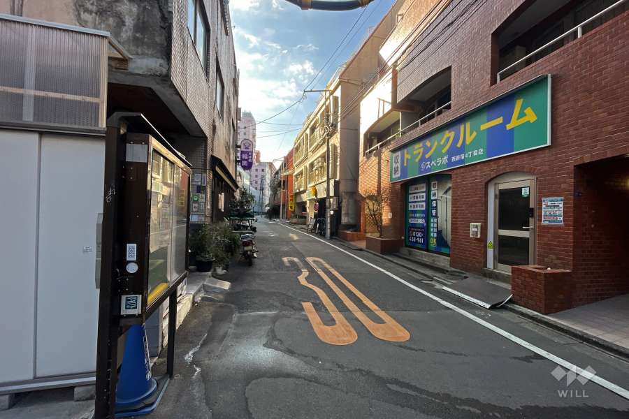 敷地東側の前面道路（北側から）