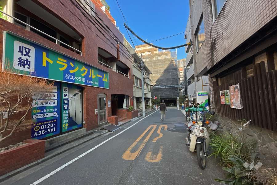 敷地東側の前面道路（南側から）