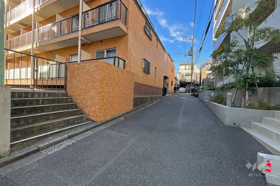 敷地北側の前面道路（東側から）