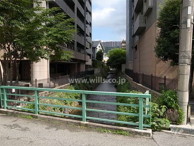 敷地の西側には一後川が流れています。