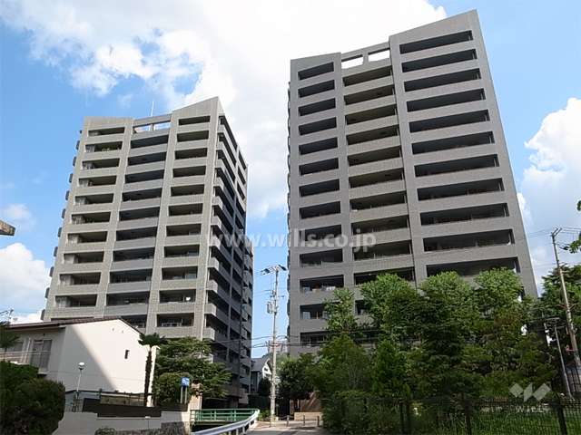 パークスクエア宝塚リバータワー（右側）とフォレストタワー（左側）
