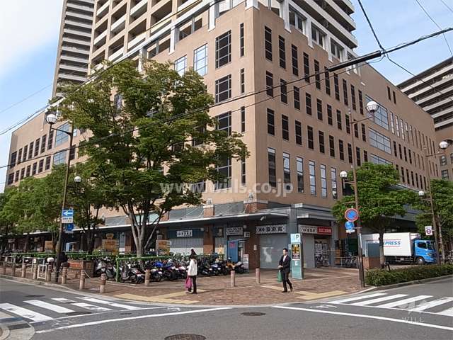下層階には店舗が入っています。