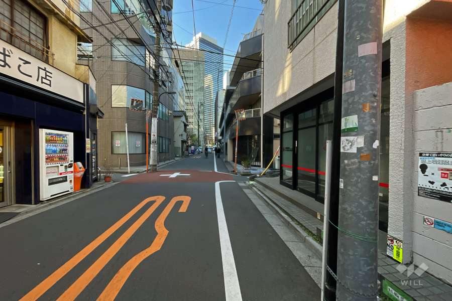 敷地南東側の前面道路（北東側から）