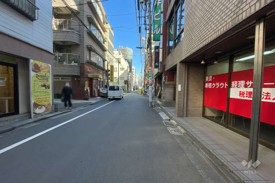 敷地南東側の前面道路（南西側から）