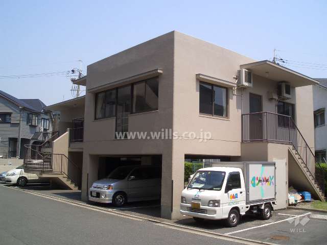 敷地内駐車場と管理棟