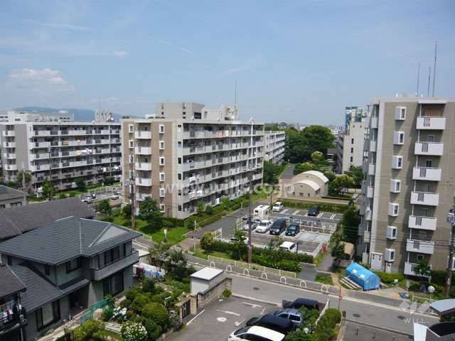 周辺はマンションや一戸建てが並ぶ住宅地です。