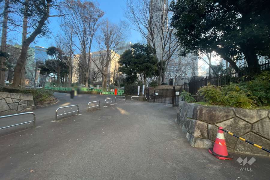 敷地に隣接した新宿中央公園