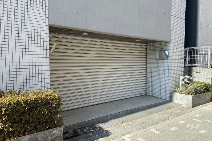駐車場の出入り口（シャッター付き）
