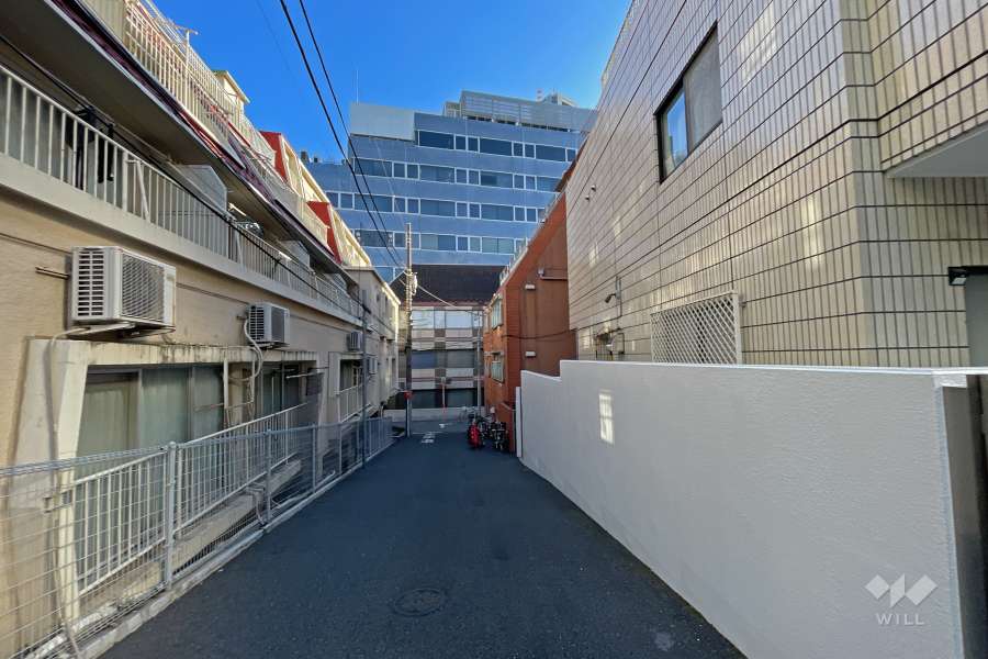 敷地の北側前面道路（西側から）