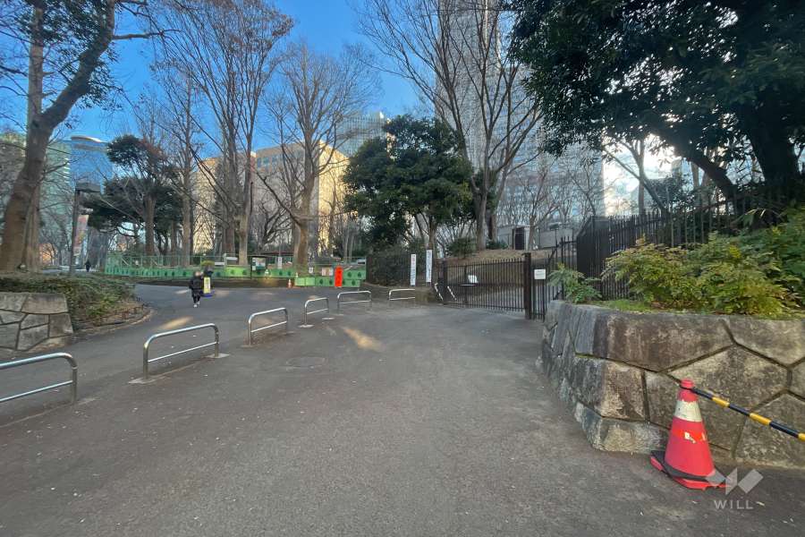 道路を挟んで敷地東側に広がる『新宿中央公園』