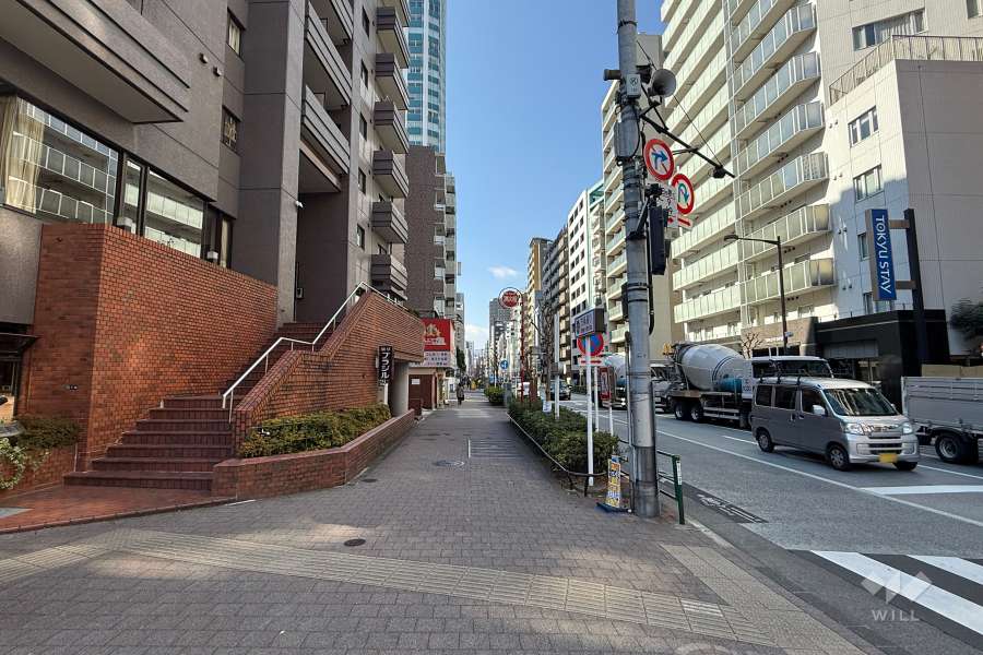 敷地の北側前面道路（東側から）