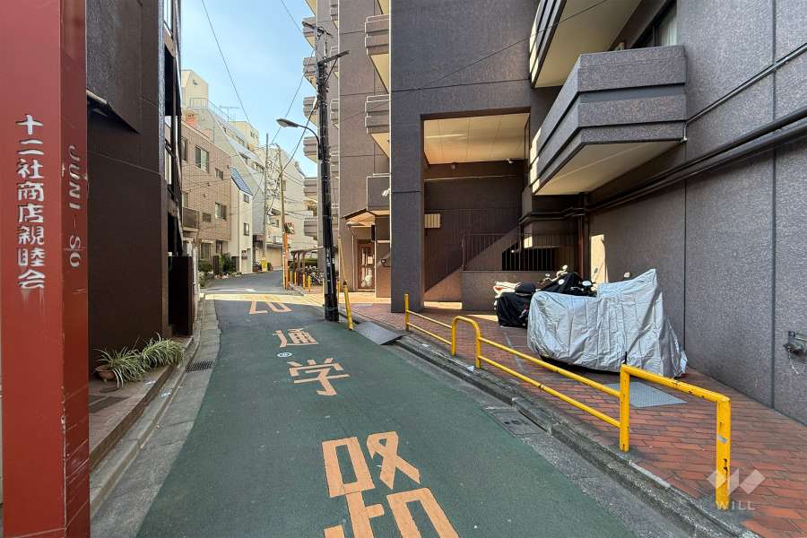 敷地の南側前面道路（東側から）