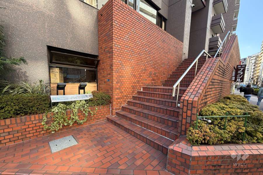 2階エントランスへのアプローチ