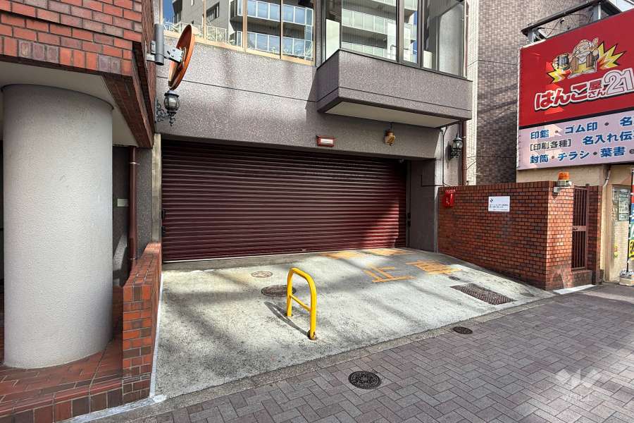 駐車場出入り口（シャッター付き）