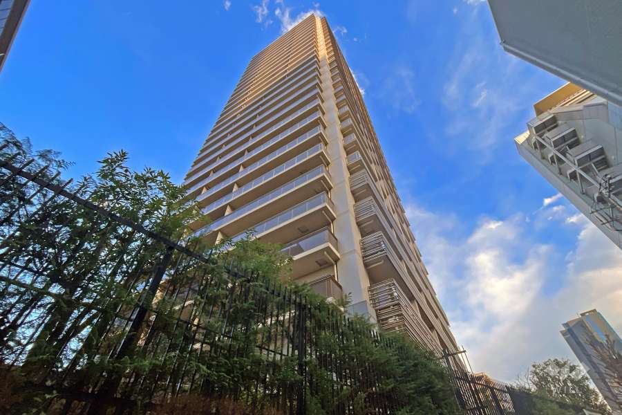 パークタワー西新宿エムズポートの外観（西側から）