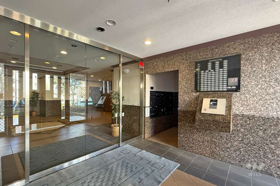 エントランスはオートロック付きです。