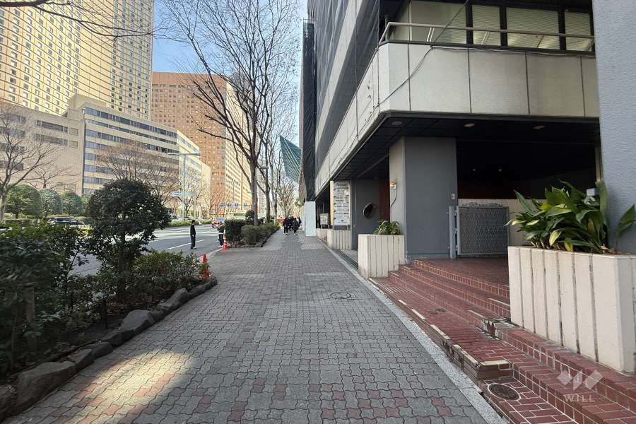 敷地の東側前面道路（北側から）