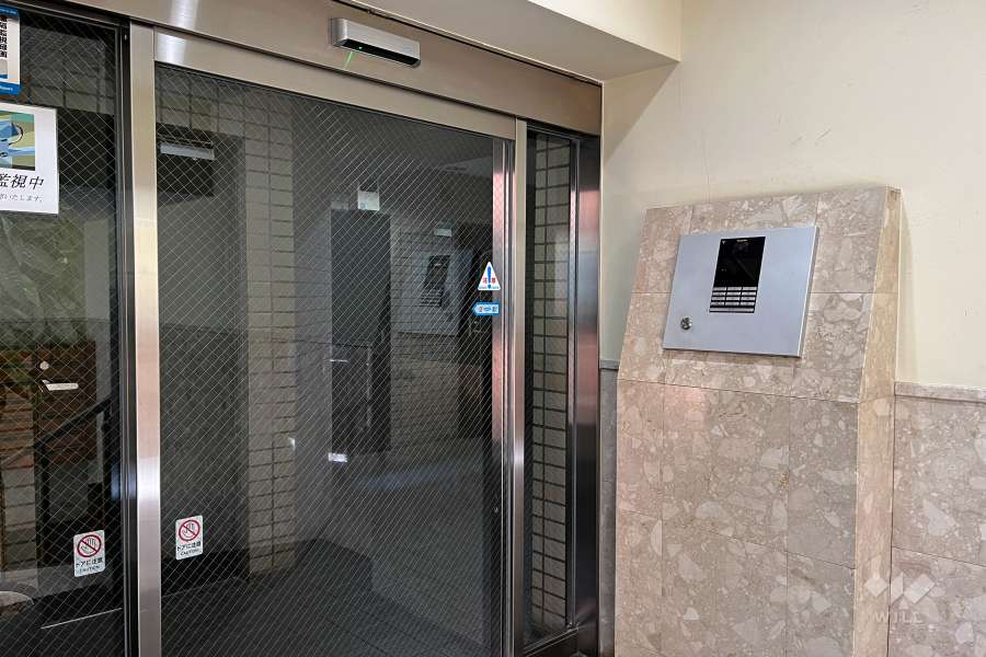 エントランスはオートロック付きです。
