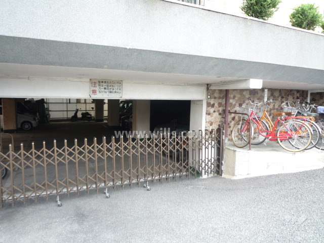 駐輪場と駐車場