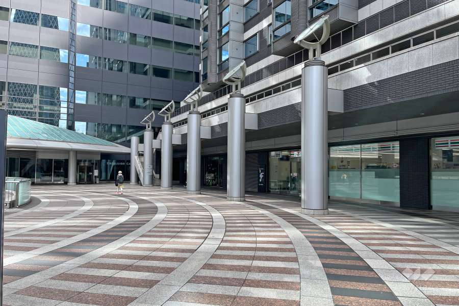 敷地の南側広場　