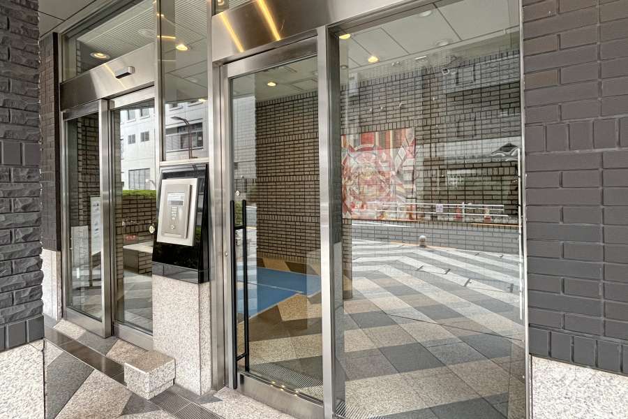 エントランスはオートロック付きです。