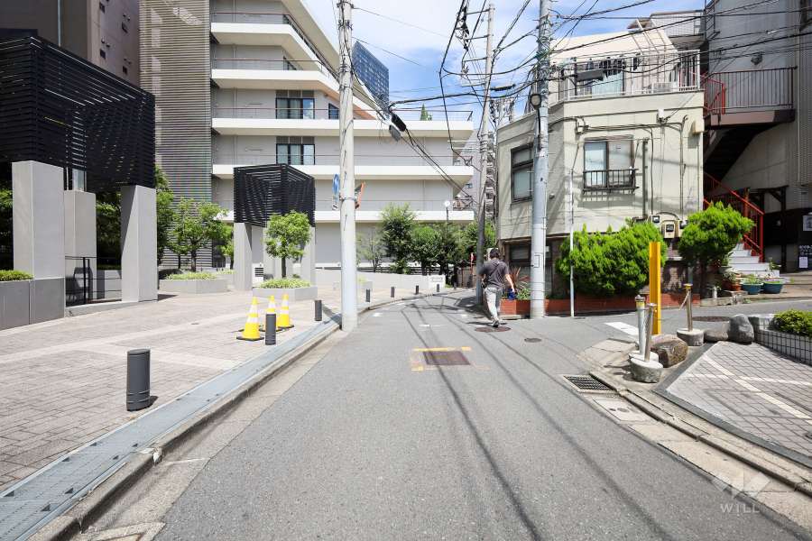 敷地南東側の前面道路（南西側から）