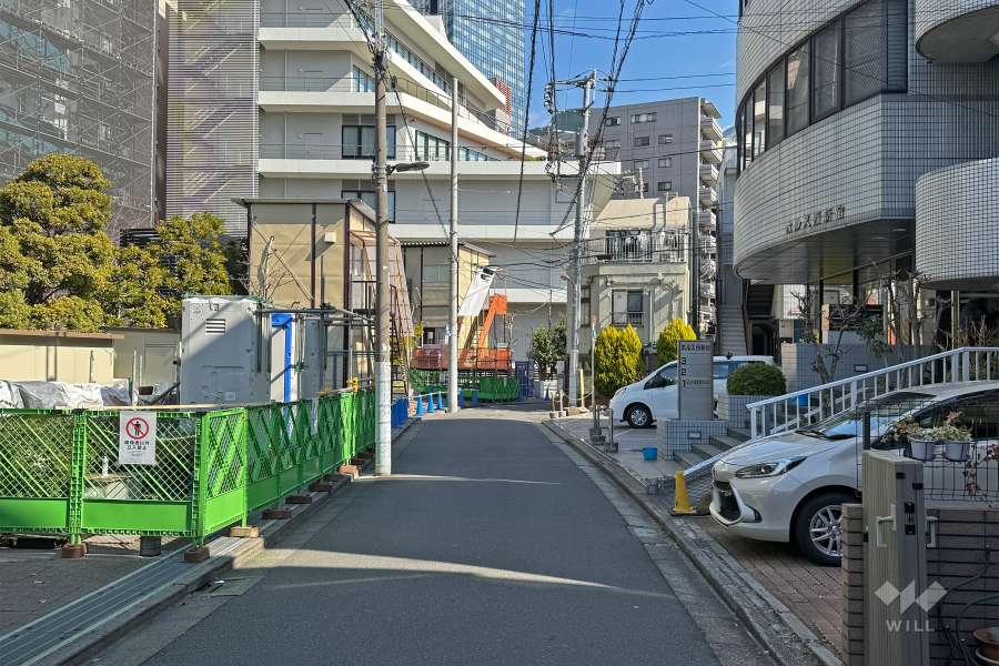 敷地南東側の前面道路（南西側から）