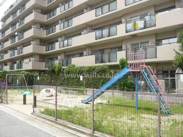 マンションの南側に公園があります。