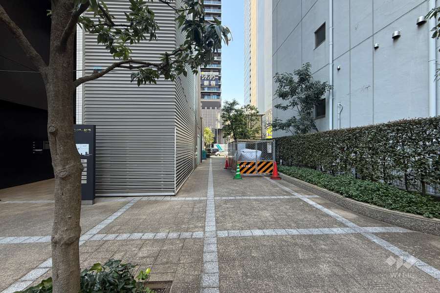 敷地の北東側前面通路（北西側から）