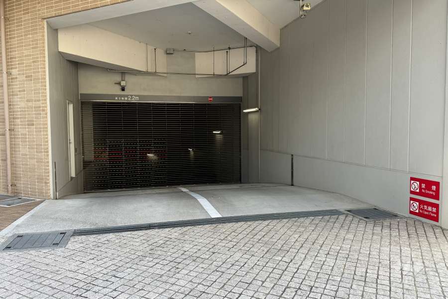 駐車場の出入り口（リングシャッター付き）