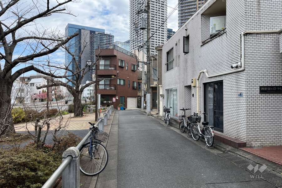 敷地北西側の前面道路