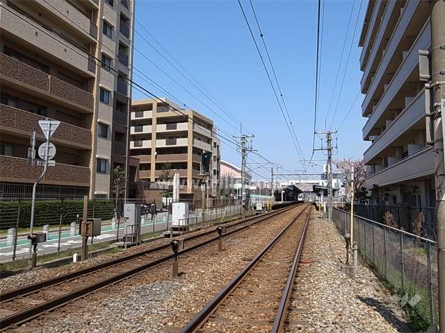 敷地東側にはJR福知山線に面しており、すぐ北東側にJR猪名寺駅があります。