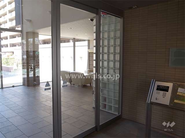 エントランスはオートロック付きです。