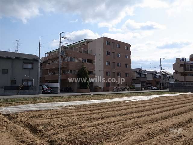 周辺は区画の整った静かな住宅地です。一部田畑が残り、のどかです。