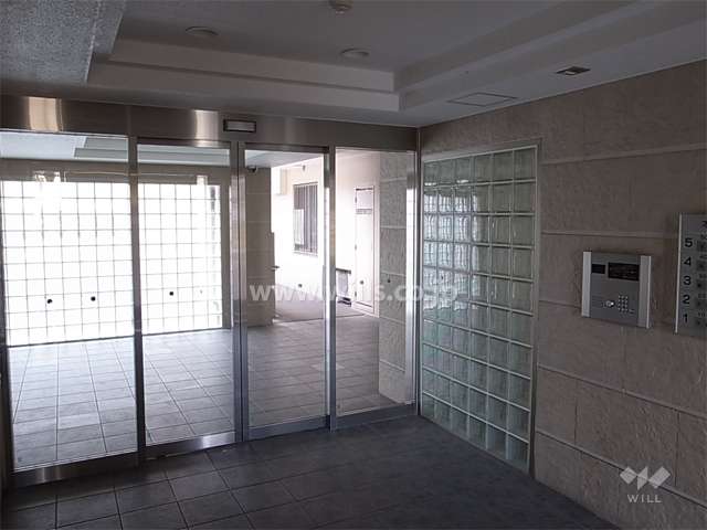 エントランスはオートロック付きです。