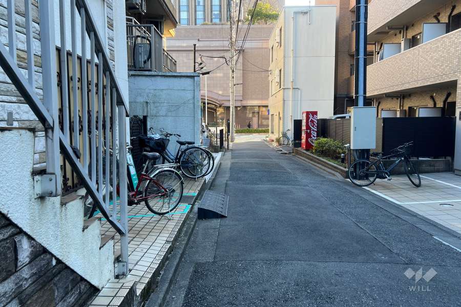 敷地の北西側前面道路（北東側から）