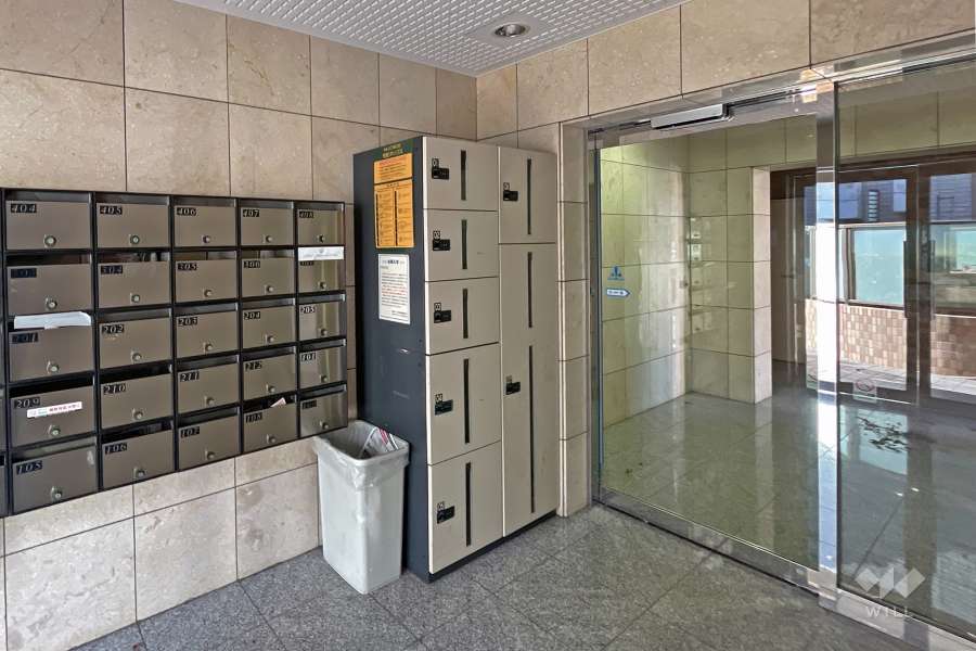 エントランスはオートロック付きです。