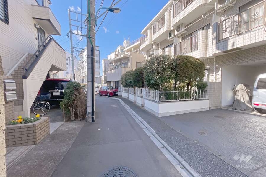 敷地南側の前面道路（東側から）